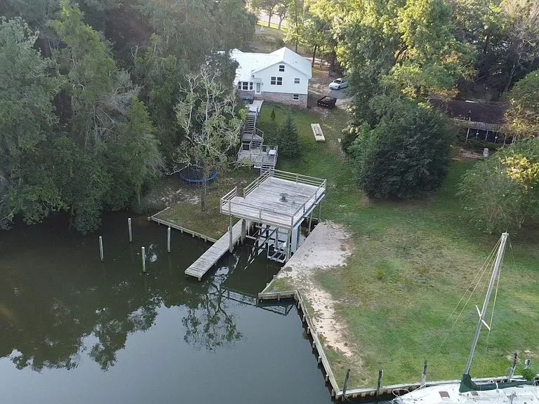 303 Creek Dr — Photo 2