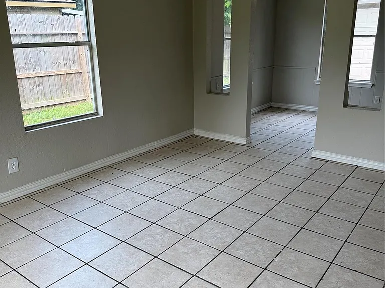 1209 Glenn Ave — Photo 2