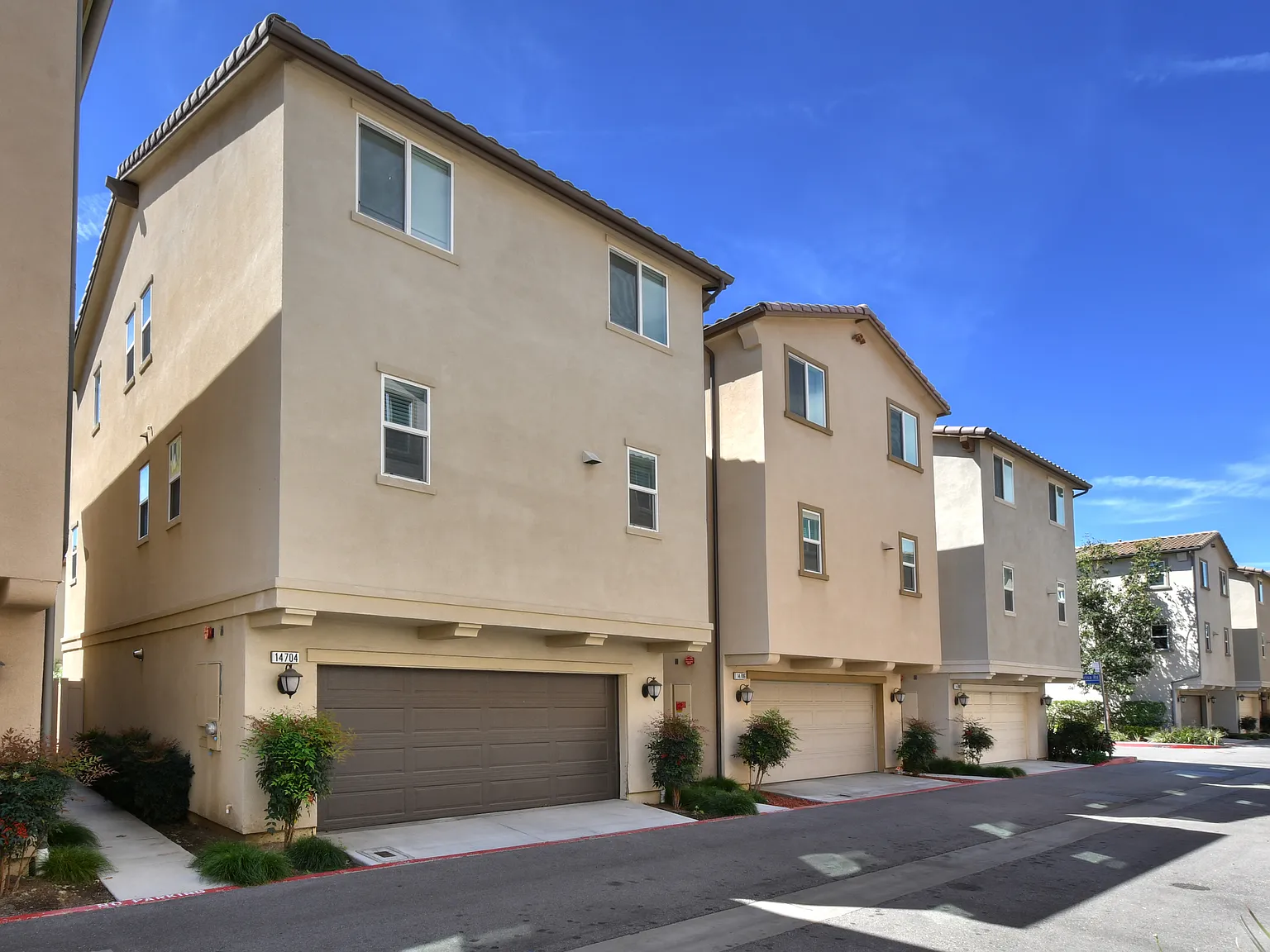 4 bed, 3.5 bath, 2100 sqft, $4,750 — Photo 2