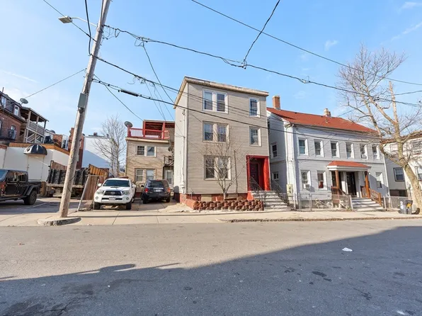 10 Blossom St, Chelsea, MA 02150
