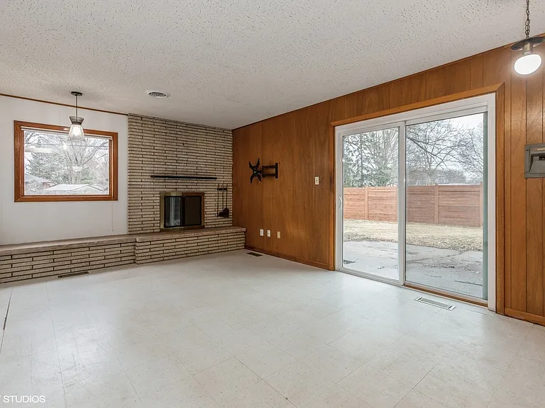 121 Belmont Ct — Photo 3