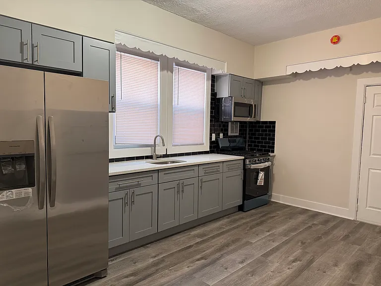 722 Bay St #1 — Photo 6