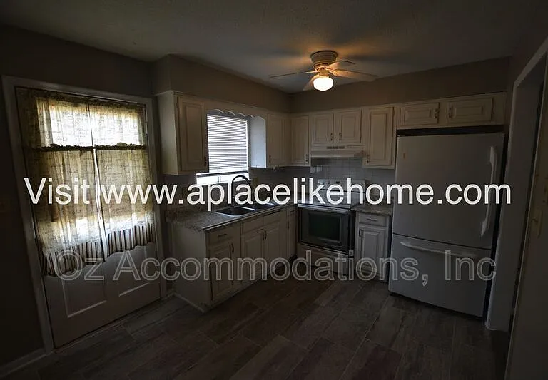 1606 N 63rd Pl — Photo 3