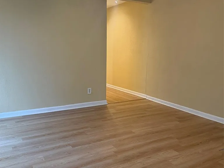 1504 Lawrence Ave — Photo 4