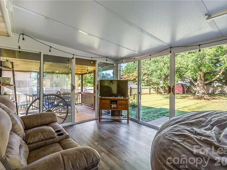 545 Adams Ct — Photo 4