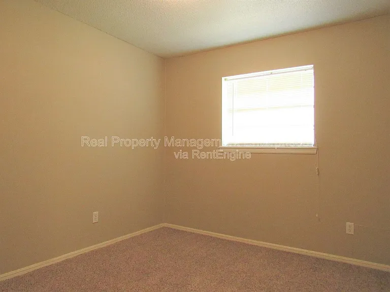 637 Redstone Ave — Photo 11