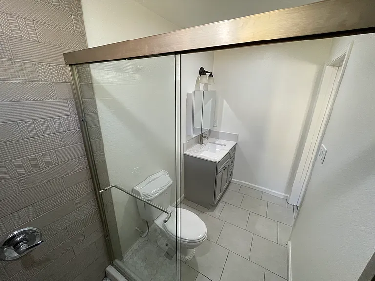1119 Elgin St — Photo 10
