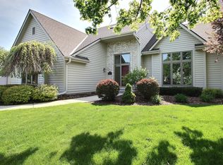 W151N10313 Windsong Cir W, Germantown, WI