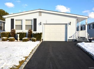82 Village Cir W, Manorville, NY 11949
