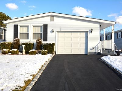 82 Village Circle W, Manorville, NY, 11949