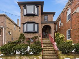 812 Roosevelt Ave, Secaucus, NJ