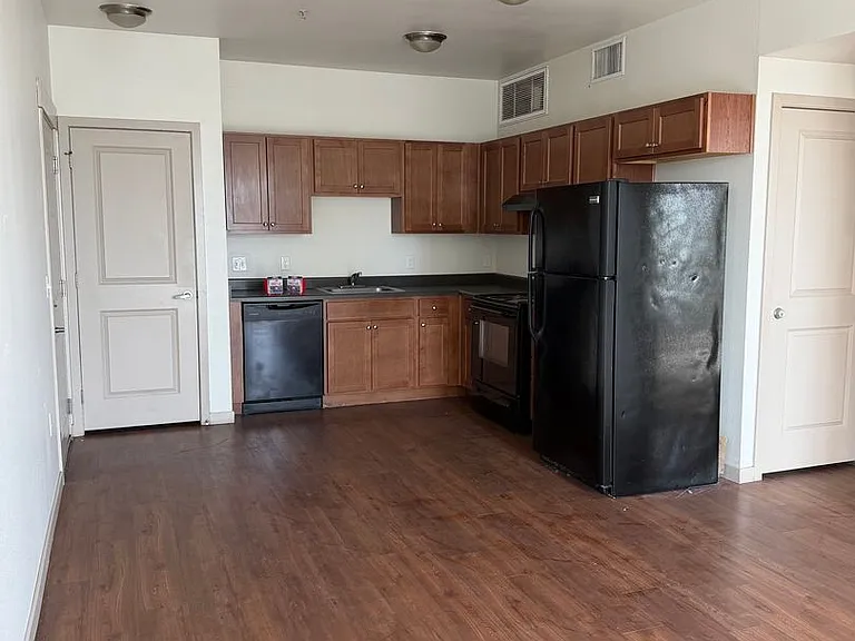 1305 N Peoria St — Photo 1