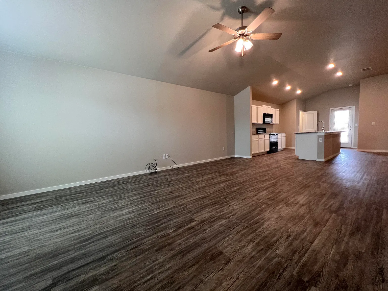 3 bed, 2.0 bath, 1655 sqft, $1,500 — Photo 2