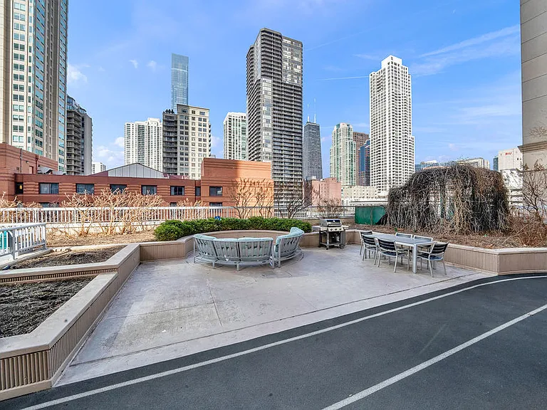545 N Dearborn St #2510 — Photo 27