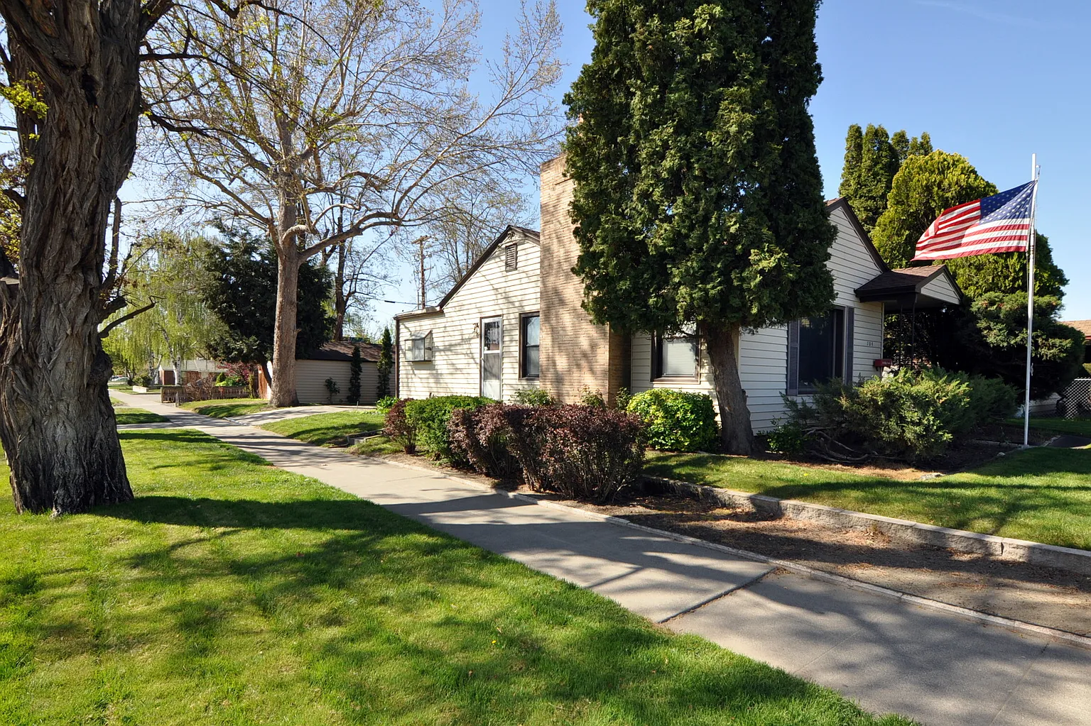 704 W Henry St photo 1