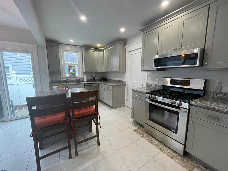 112 N Belmont Ave — Photo 4