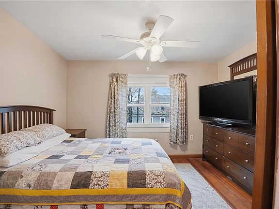 5th image of 236 Becker Ave E