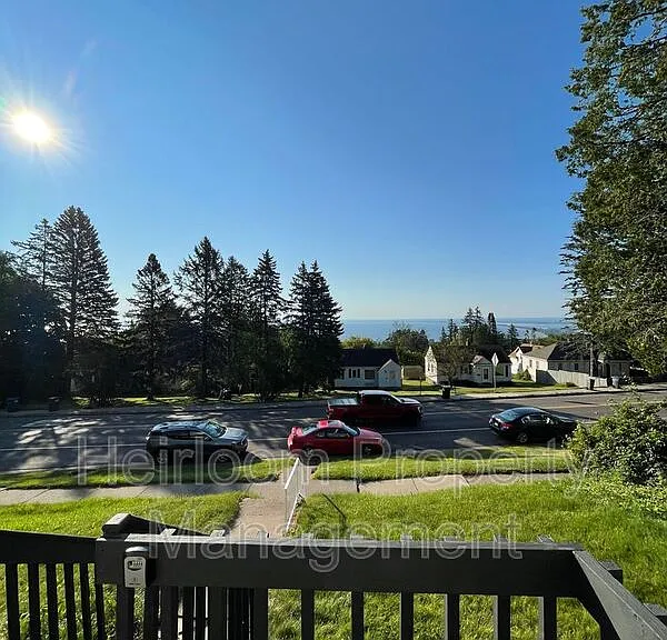 709 E Skyline Pkwy — Photo 2