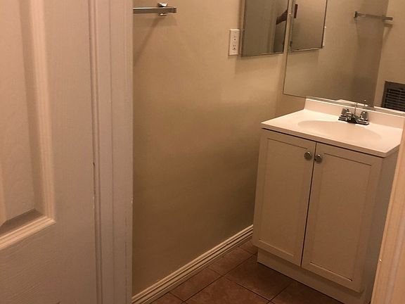 4th image of 100 E Hillcrest Blvd APT 5A