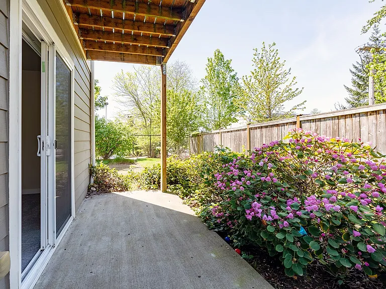 Modern 3 bedroom Townhomes with Garage — Photo 17