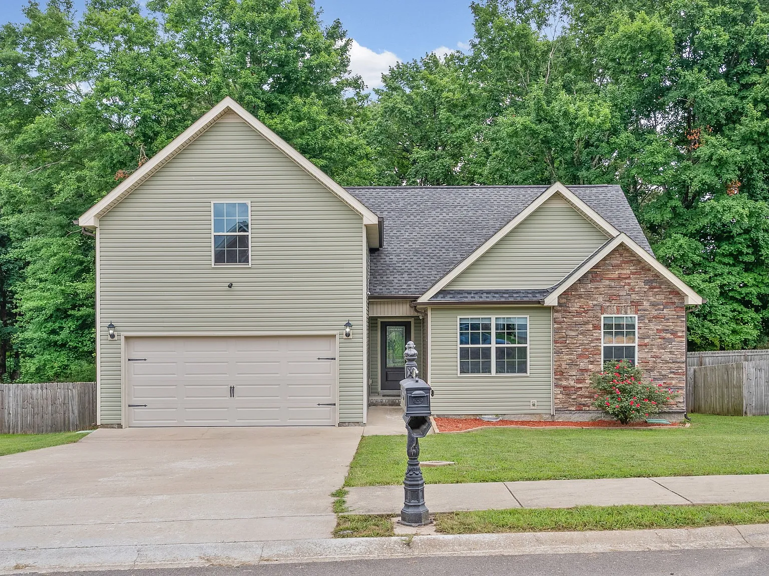 4 bed, 2.5 bath, 1910 sqft, $2,100 — Photo 1