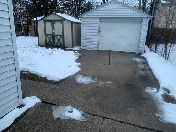 3rd image of 21684 Roosevelt Ave
