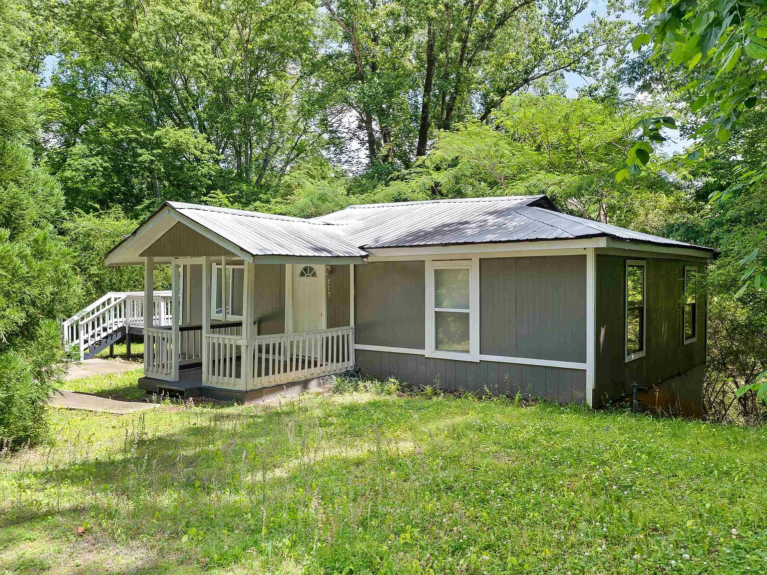 3 bed, 2.0 bath, 1032 sqft, $1,300 — Photo 2