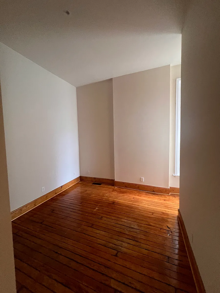 Building Photo - 909 W Grace St #1