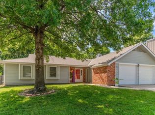 1013 Parkview Rd, Lawrence, KS 66049