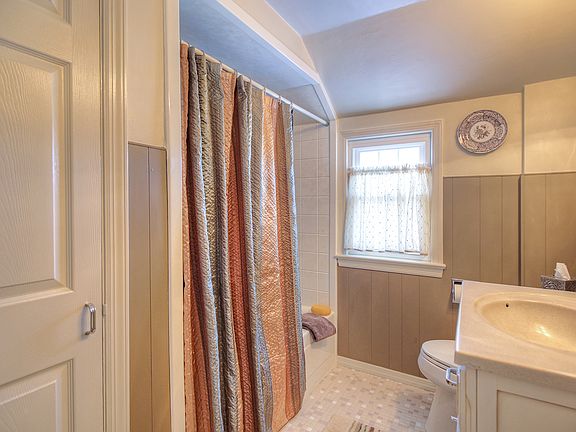 Full Bath  Main