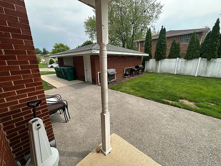 Douglas St — Photo 15