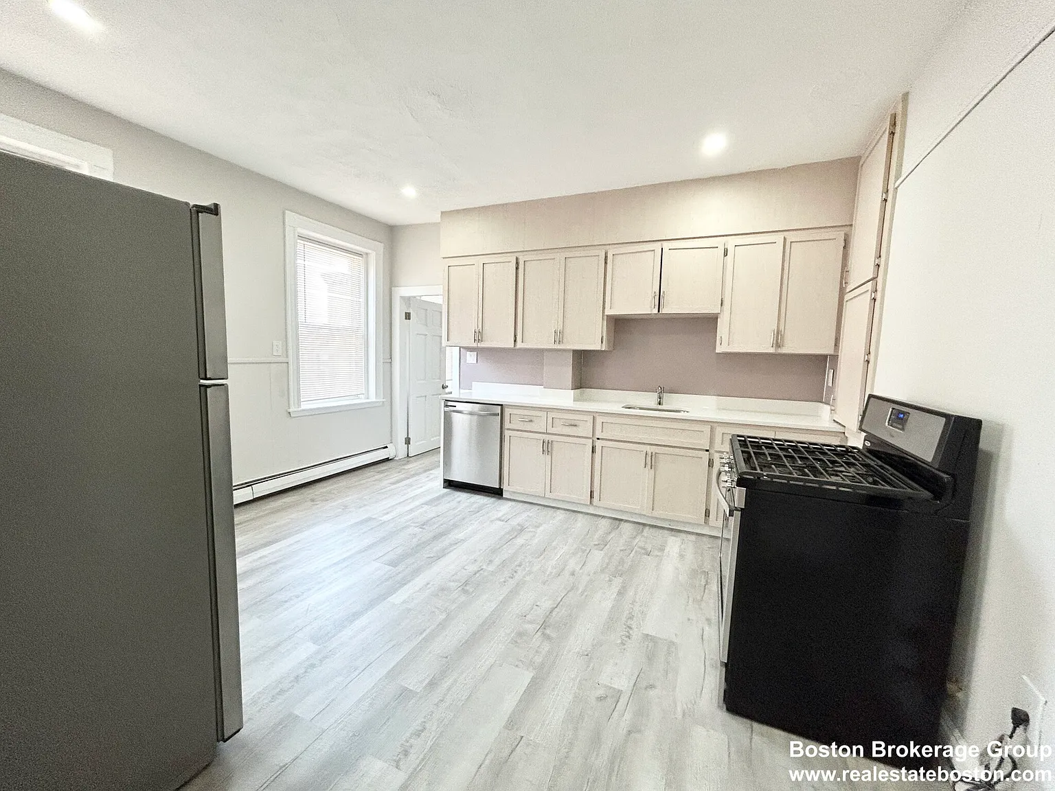 4 bed, 999 sqft, $3,800 — Photo 2
