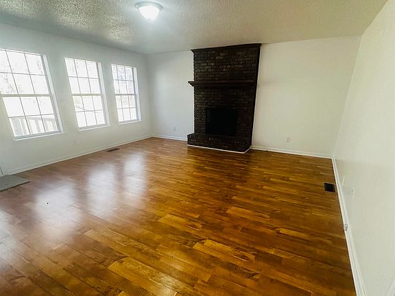 3rd image of 1028 Lakeview Ln