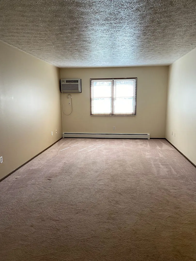 Willow Creek Apartments 1050 — Photo 2
