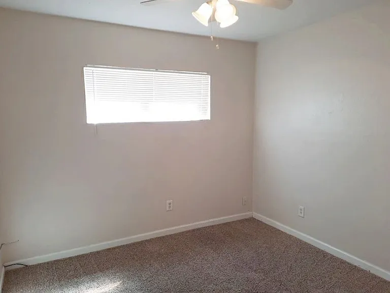560 Estancia Dr NW — Photo 7