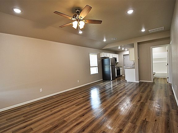 4th image of 728 Elm St