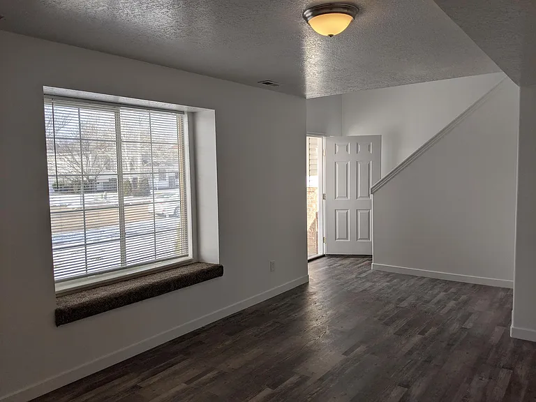 435 N Kersh Dr — Photo 3