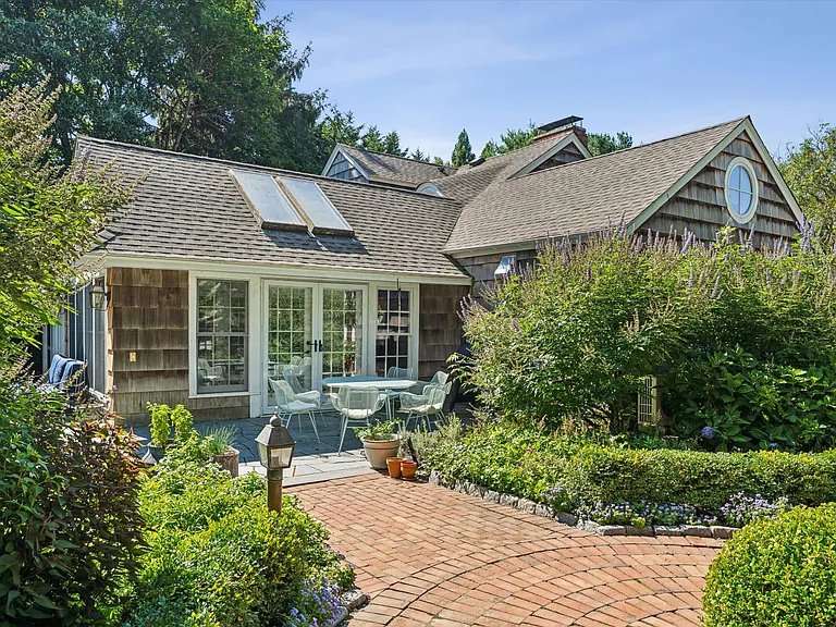 20 Quogue St — Photo 22