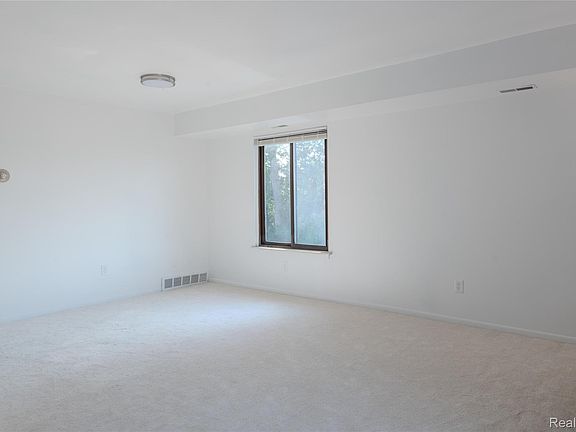 5th image of 41708 Bedford Dr