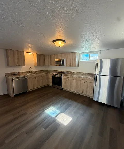 205 E 5th St #8 — Photo 4