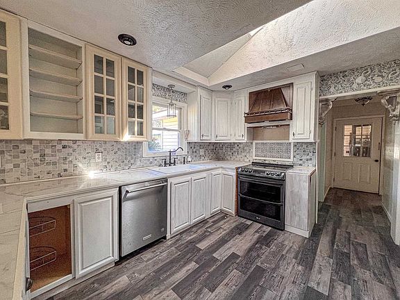 5th image of 6313 Middle Rd.