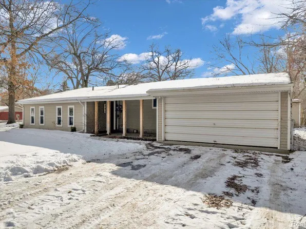 800 Round Lake Rd, White Lake, MI 48386