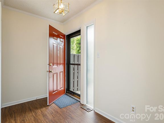 3rd image of 434 Crowfields Dr