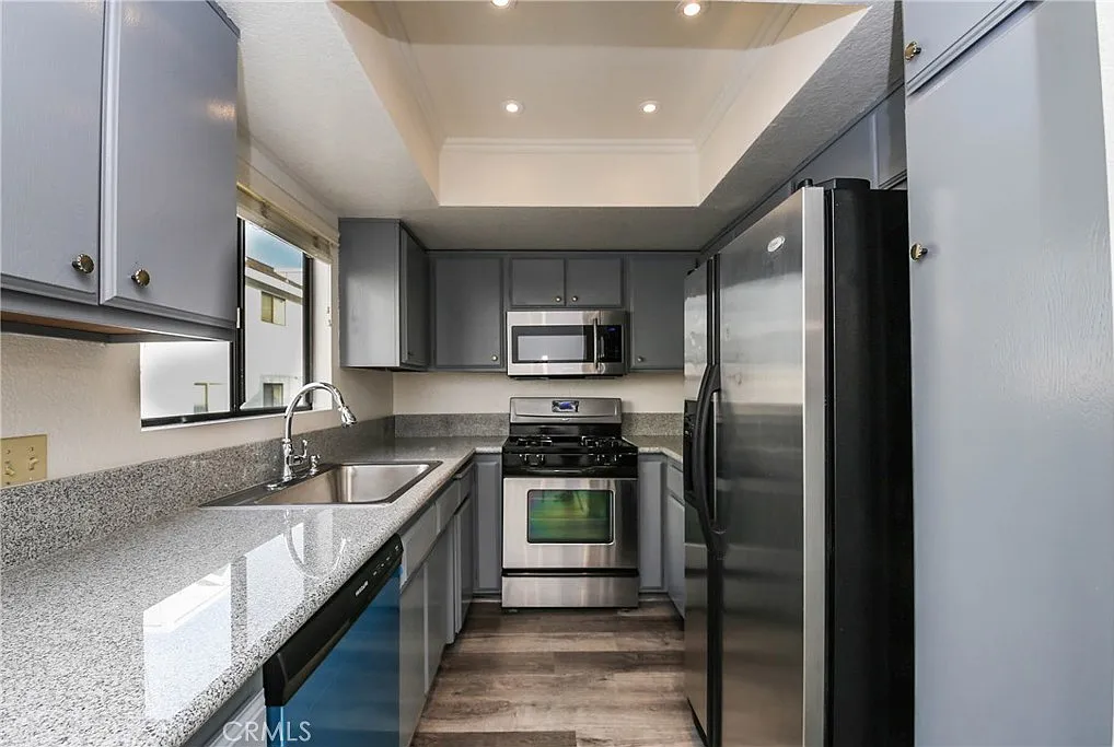 2 bed, 2.5 bath, 1035 sqft, $3,300 — Photo 3