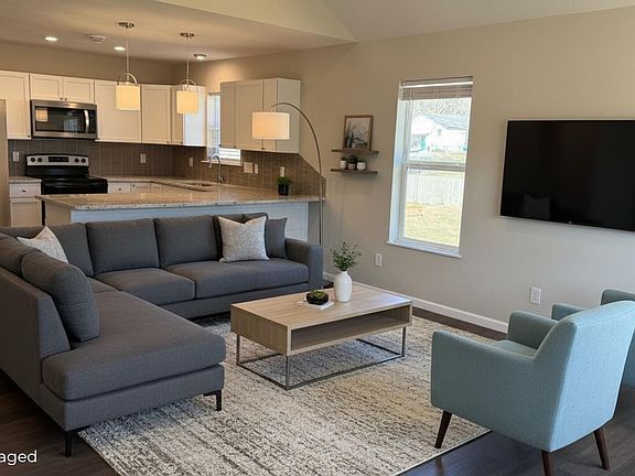 3rd image of 913 W Della Street