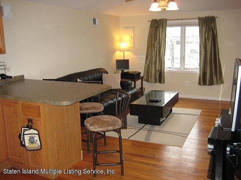4th image of 160 Llewellyn Pl