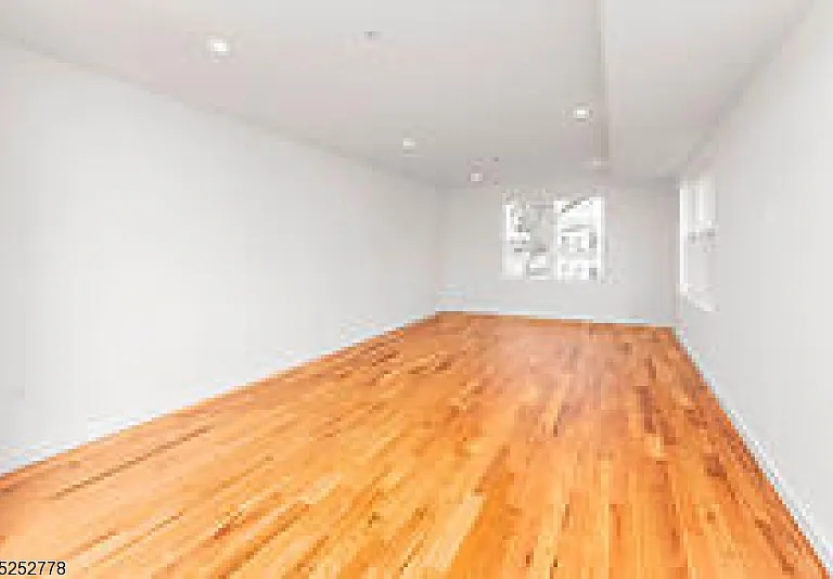 125 Broughton Ave #1 — Photo 6