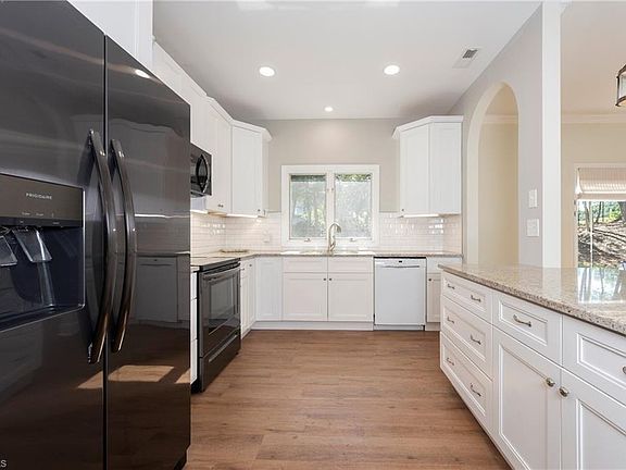 4th image of 285 Hollybrook Dr