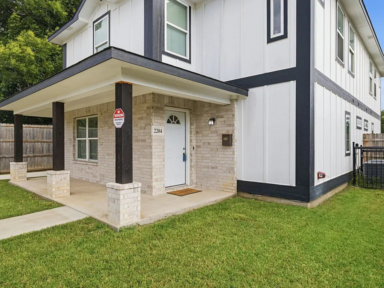 2204 Ash Crescent St #2204 — Photo 2