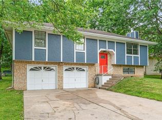 10003 NW 71st St, Parkville, MO 64152